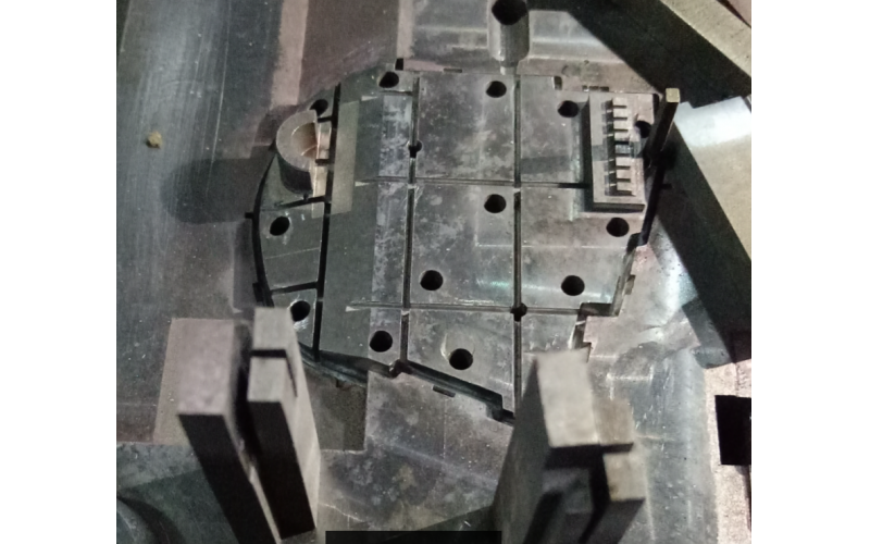 骨位多的模具， 务必要多下扁顶， 才能顶出平衡，深圳市模具厂经验记录