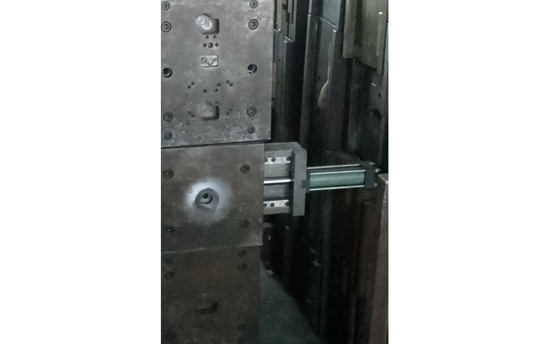 模具厂手上的油缸，原理简单，使用方便，便于使用！