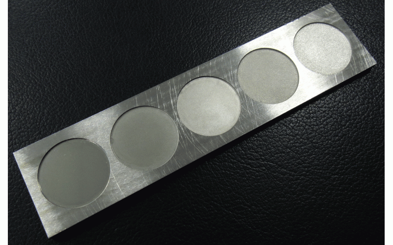 镜面火花机的样板， 左侧的镜面， 右侧的粗纹